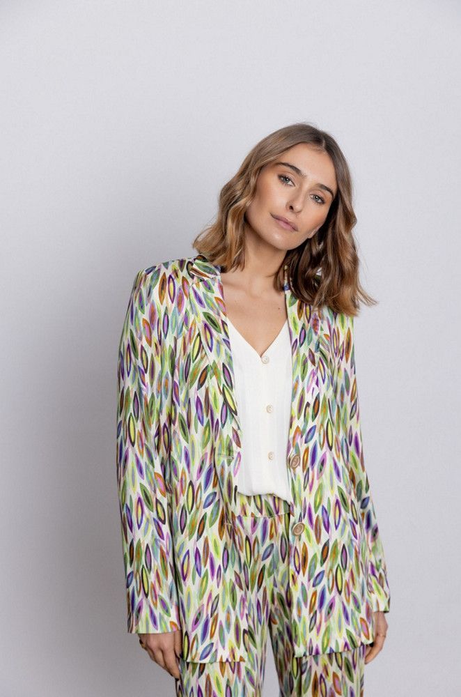 americana mujer estampada hojas