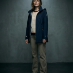 parka-mujer-capucha-ajustable-bolsillos-azul-marino-lopezientos.png