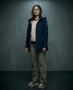 parka-mujer-capucha-ajustable-bolsillos-azul-marino-lopezientos.png