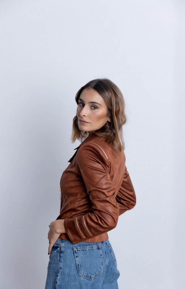 cazadora-entallada-cognac-cremalleras_1.jpg