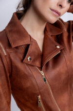 cazadora-entallada-cognac-cremalleras_3.jpg