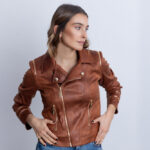 cazadora-entallada-cognac-cremalleras.jpg