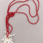 collar-abierto-cuentas-colgantes-corales-resina.jpg