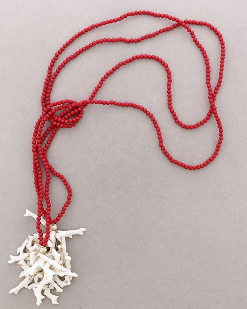 collar-abierto-cuentas-colgantes-corales-resina.jpg