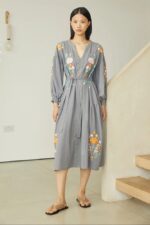 vestido-mujer-largo-bordado-flores-gris-parte-delantera.jpg