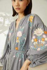 vestido-mujer-largo-bordado-flores-gris-detalle.jpg
