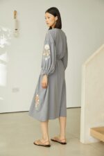 vestido-mujer-largo-bordado-flores-gris-espalda.jpg