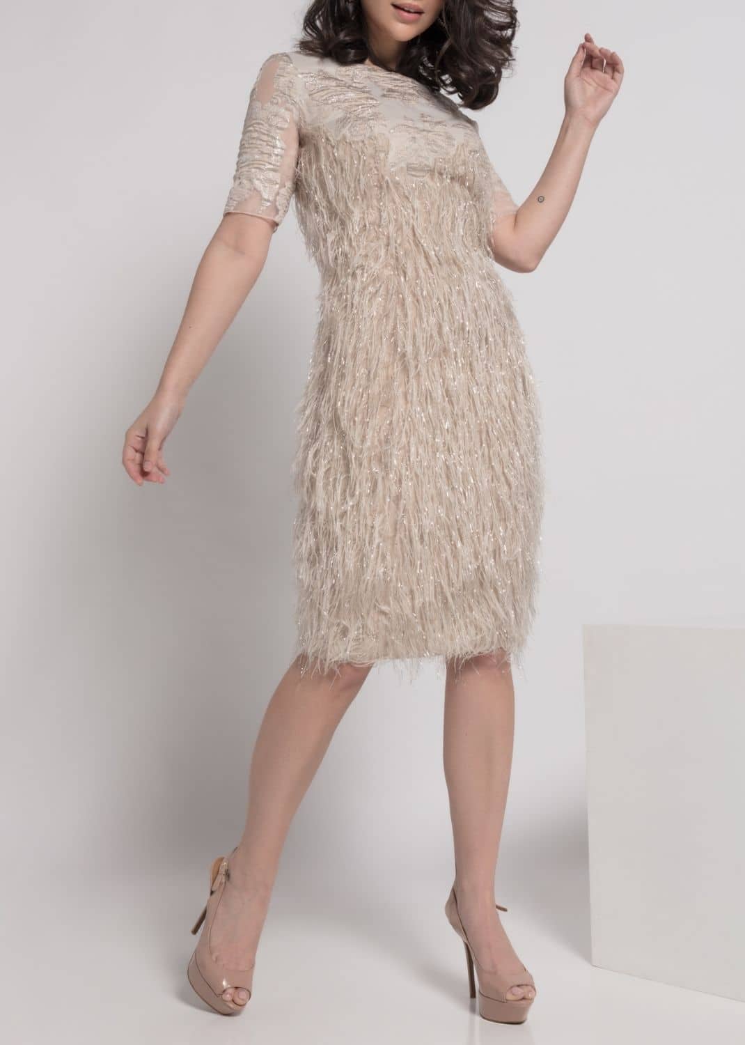 Vestido-mujer-escote-barco-manga-corta-organza-bordada-plumas-metalizadas-beige-lopezientos.jpg