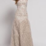 Vestido-mujer-tirantes-escote-corazon-entallado-organza-bordada-flecos-hilo-metalizado-plumas-beige-lopezientos.jpg