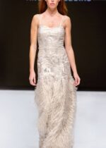 Vestido-mujer-tirantes-escote-corazon-entallado-organza-bordada-flecos-hilo-metalizado-plumas-beige-lopezientos_2.jpg