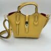 bolso-de-mujer-de-piel-amarillo.jpeg