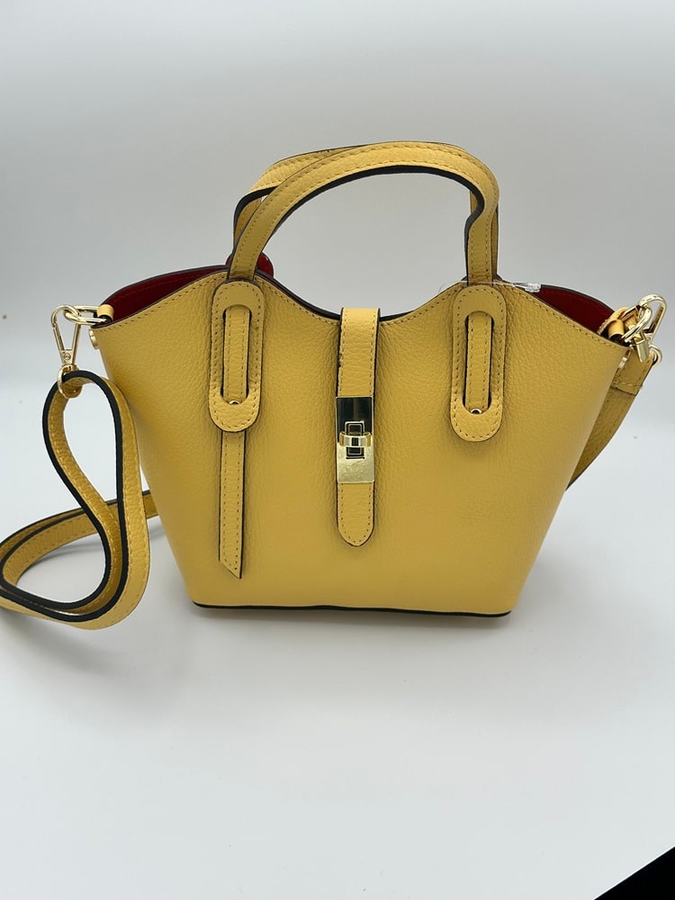 bolso-de-mujer-de-piel-amarillo.jpeg