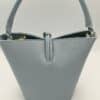 bolso-de-mujer-de-piel-azul-nudo-lopezientos-vista-trasera.jpeg