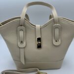 bolso-de-mujer-de-piel-beige.jpeg