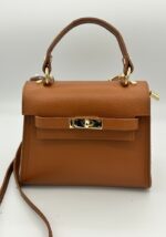 bolso-de-mujer-piel-camel-cerrado.jpeg