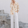 camisa-mujer-basica-cuella-camisa-beige-estampada-zahara-parole-italy-lopezientos.png