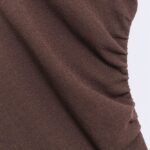 camiseta-mujer-marron-versatil-escote-pico-manga-corta-detalle.jpg