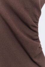 camiseta-mujer-marron-versatil-escote-pico-manga-corta-detalle.jpg