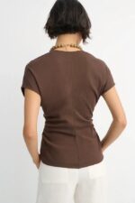 camiseta-mujer-marron-versatil-escote-pico-manga-corta-espalda.jpg