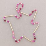 collar-largo-cuentas-metal-esmaltado-piedras_-fucsia.jpg