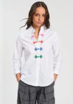 camisa-de-mujer-blanca-alamares-multicolor-vilagallo-lopezientos.jpg