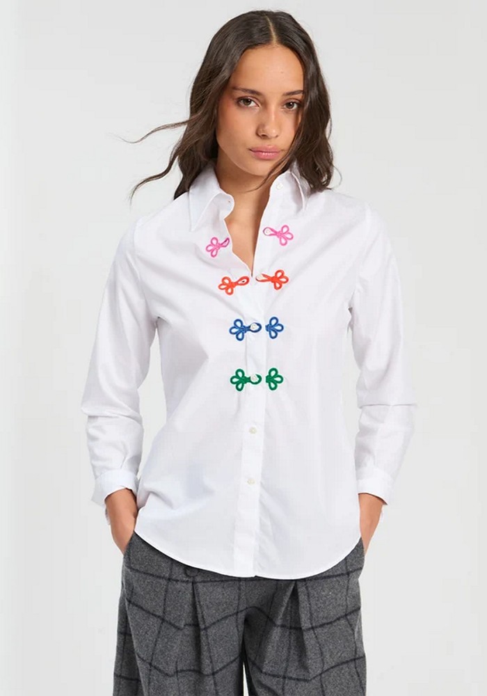 camisa-de-mujer-blanca-alamares-multicolor-vilagallo-lopezientos.jpg camisa-de-mujer-blanca-alamares-multicolor-vilagallo-lopezientos.jpg
