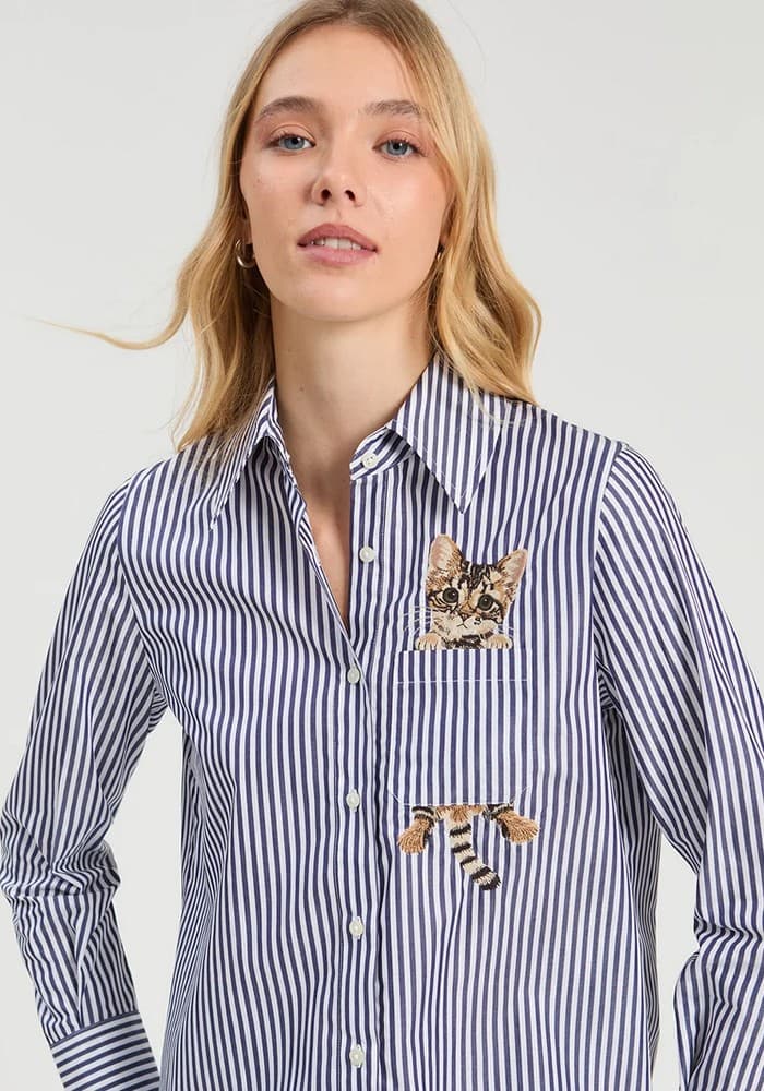 camisa-rayas-azul-bordada-gato-vilagallo-lopezientos.jpg camisa-rayas-azul-bordada-gato-vilagallo-lopezientos.jpg