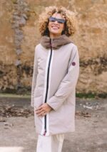 parka-de-mujer-acolchada-beige-con-capucha-efecto-pelo-hongo-lopezientos.jpg