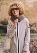 parka-mujer-acolchada-beige-con-capucha-efecto-pelo-hongo-lopezientos.jpg