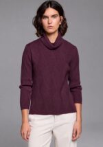 Generated_with_Kive.ai_-_Mustard_knit_sweater_cambia_el_color_del_jersey_acolor_berengena__resto_no_cambies_ni_toques.jpg