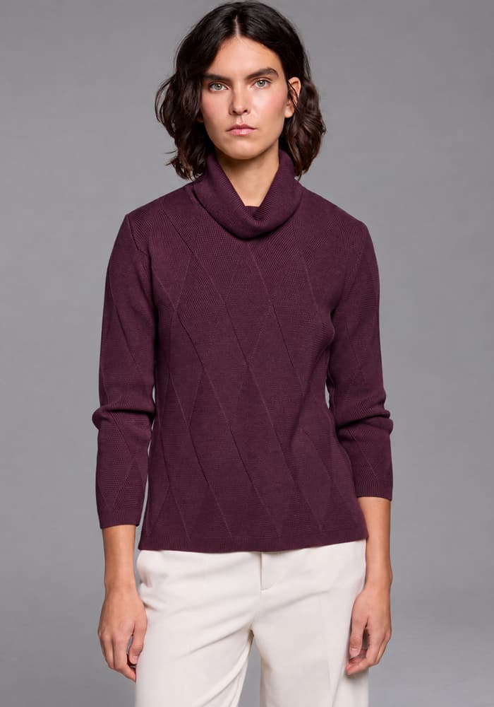 Generated_with_Kive.ai_-_Mustard_knit_sweater_cambia_el_color_del_jersey_acolor_berengena__resto_no_cambies_ni_toques.jpg