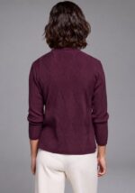 Generated_with_Kive.ai_-_Yellow_knit_sweater_cambia_el_color_de_jersey_a_color_berengena__resto_no_cambies_ni_toques..jpg