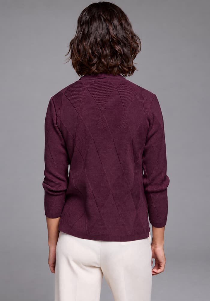 Generated_with_Kive.ai_-_Yellow_knit_sweater_cambia_el_color_de_jersey_a_color_berengena__resto_no_cambies_ni_toques..jpg