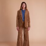 americana-de-mujer-cuello-solapa-pana-camel-lopezientos.jpg