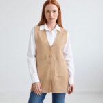 chaleco-de-mujer-con-bolsillos-botones-beige-lopezientos.jpg
