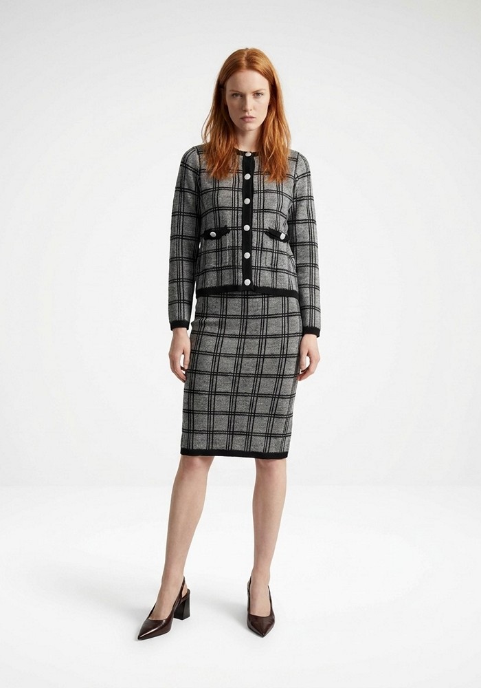 chaqueta-chanel-botones-punto-negro-lopezientos.jpg