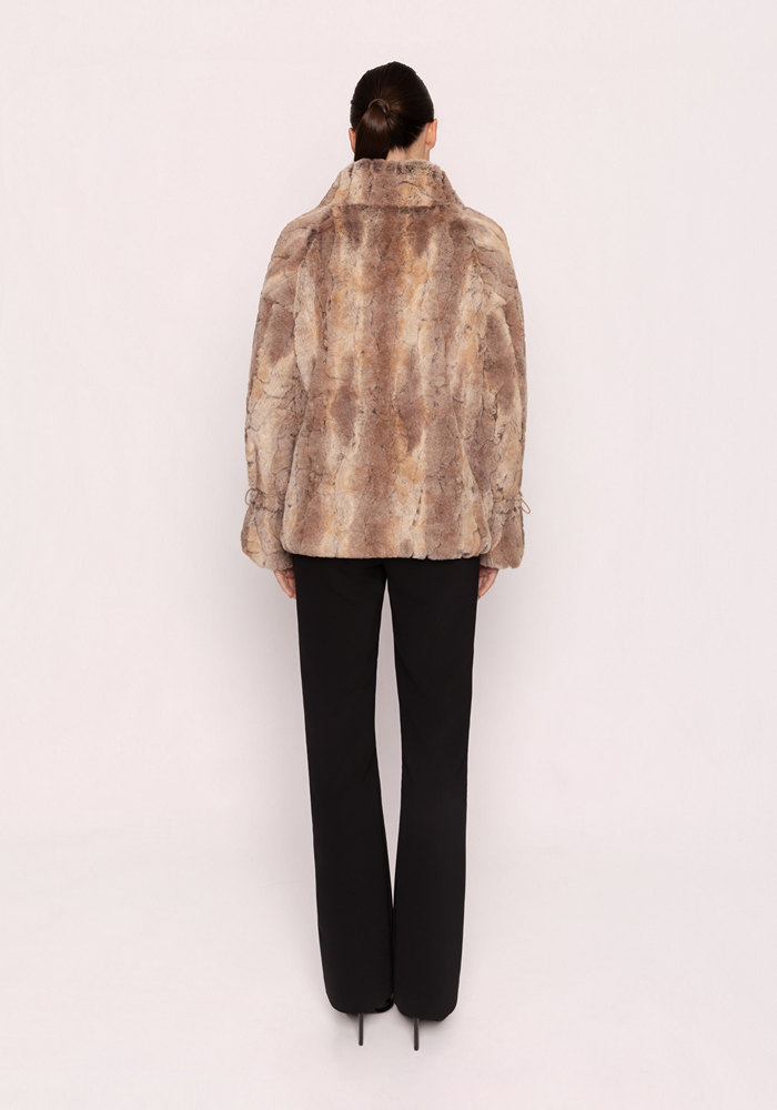 chaqueton-de-mujer-de-pelo-cremallera-camel-carla-ruiz-lopezientos.jpg