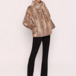 chaqueton-de-mujer-pelo-cremallera-camel-carla-ruiz-lopezientos.jpg