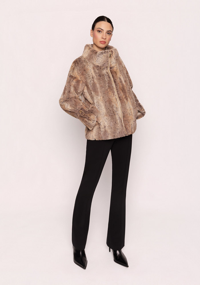 chaqueton-de-mujer-pelo-cremallera-camel-carla-ruiz-lopezientos.jpg