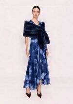 estola-de-mujer-de-fiesta-azul-marino-carla-ruiz-lopezientos.jpg