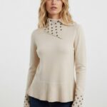 jersey-de-mujer-cuello-tachas-beige-lopezientos.jpg