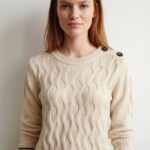 jersey-de-mujer-relieve-detalle-ojales-beige-lopezientos.jpg