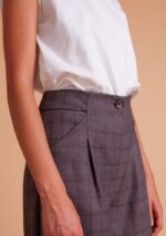 pantalon-mujer-estampado-cuadros-bolsillos-gris-lopezientos.jpg