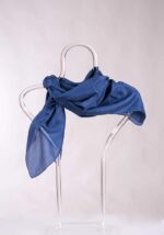 panuelo-caramelo-seda-azul-marino-lopezientos.jpg