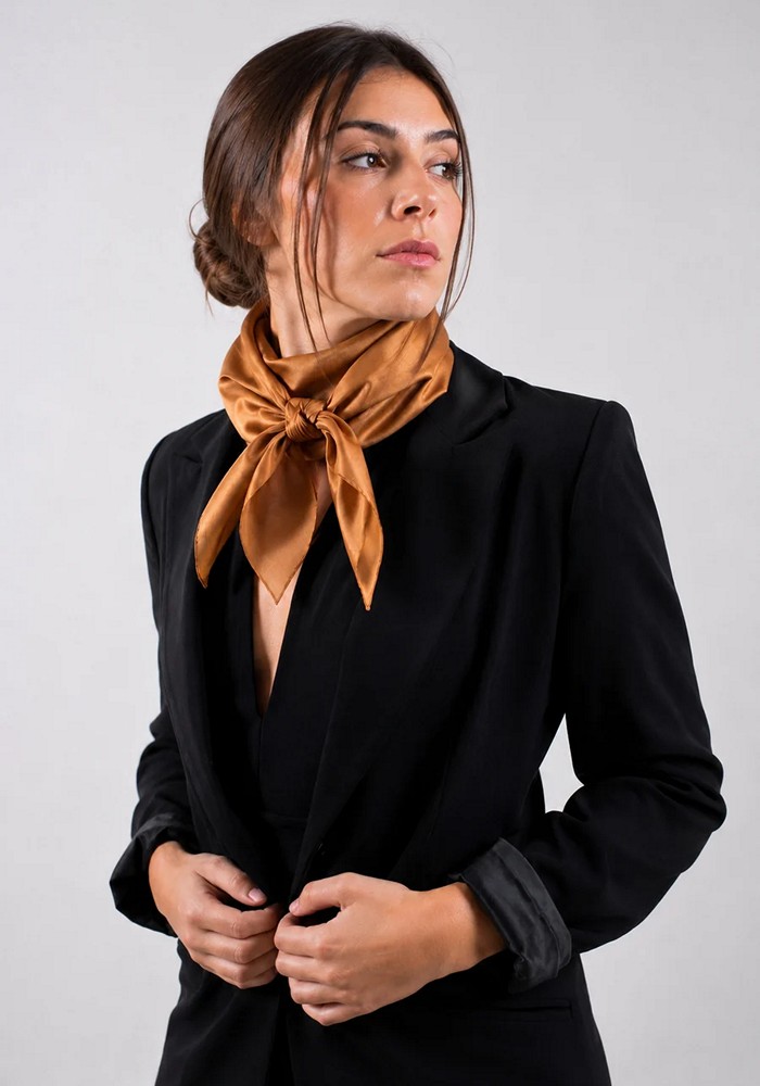 panuelo-caramelo-seda-bronze-lopezientos.jpg