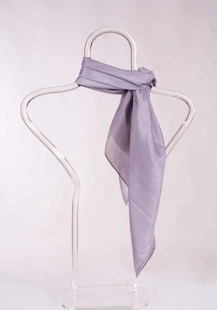 panuelo-caramelo-seda-gris-lopezientos.jpg