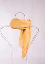 panuelo-caramelo-seda-oro-lopezientos.jpg